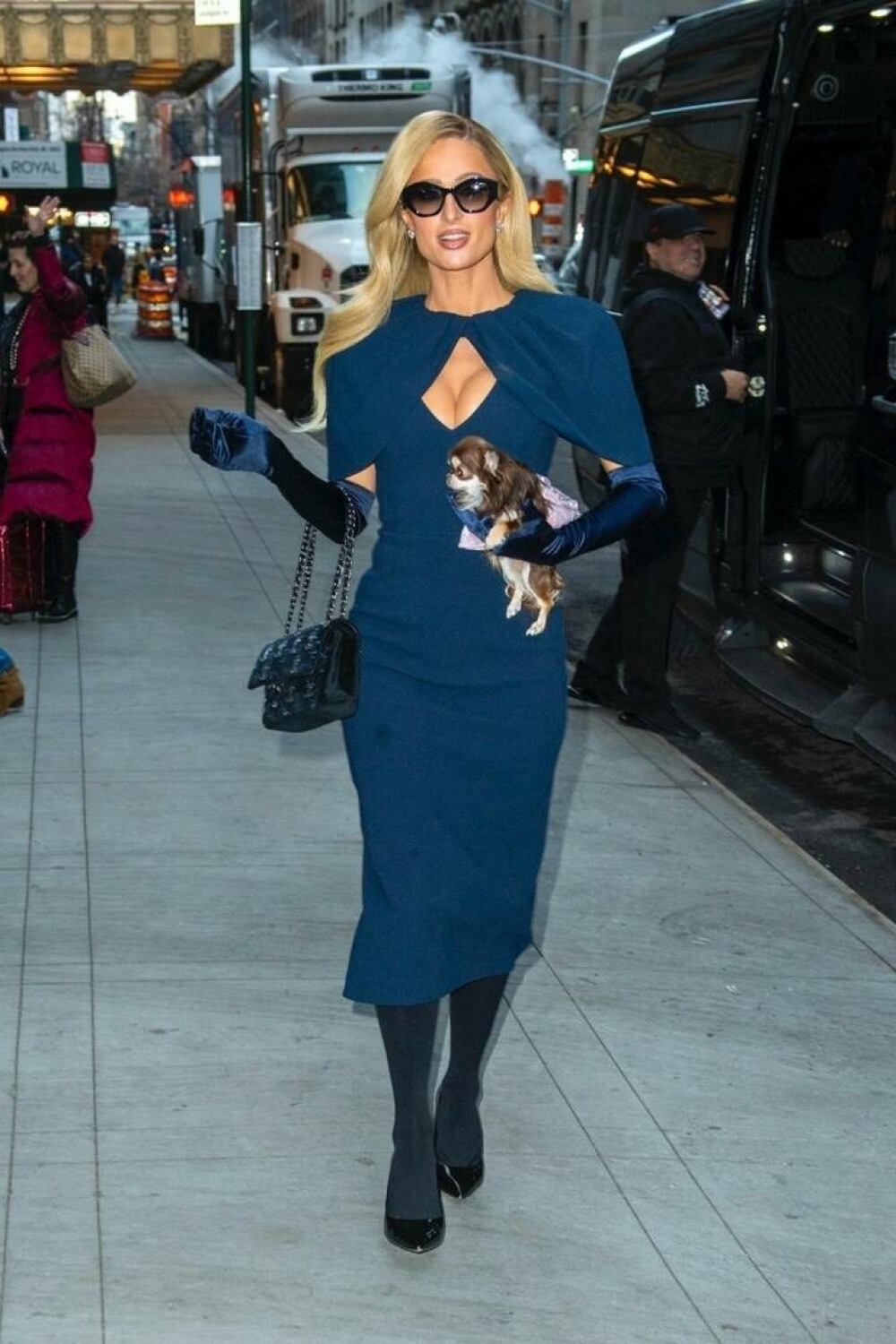 Paris Hilton a atras toate privirile pe străzile din New York, cu o ținută inspirată din anii 2000. GALERIE FOTO - Imaginea 28