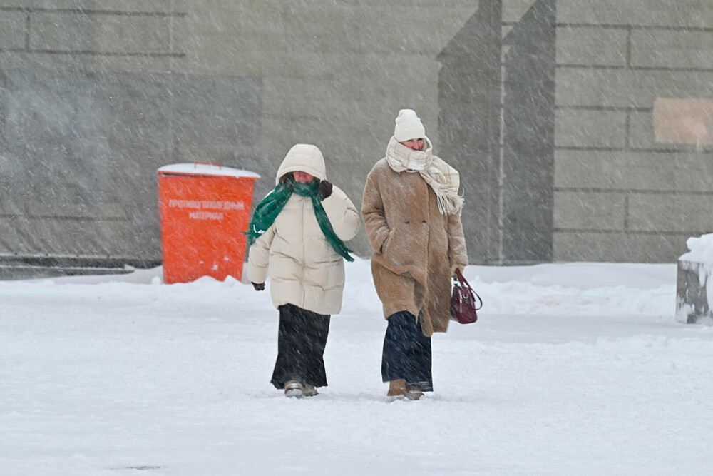 Moscova, îngropată în zăpadă. Aeroportul Șeremetievo a suspendat zborurile și mii de pasageri sunt blocați. GALERIE FOTO - Imaginea 4
