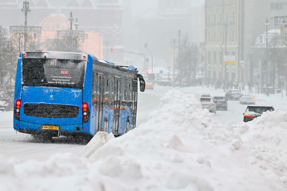 Moscova, îngropată în zăpadă. Aeroportul Șeremetievo a suspendat zborurile și mii de pasageri sunt blocați. GALERIE FOTO - Imaginea 5