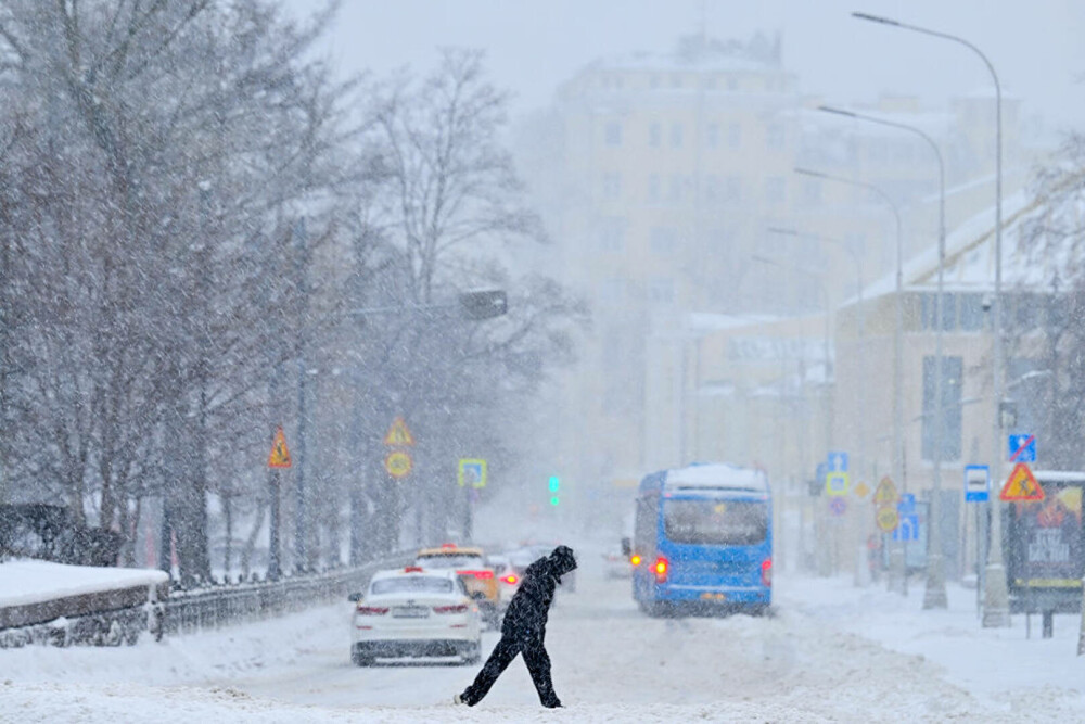 Moscova, îngropată în zăpadă. Aeroportul Șeremetievo a suspendat zborurile și mii de pasageri sunt blocați. GALERIE FOTO - Imaginea 7