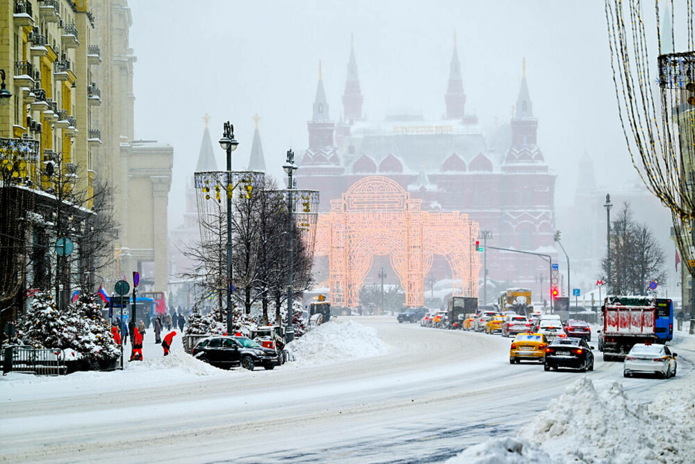 Moscova, îngropată în zăpadă. Aeroportul Șeremetievo a suspendat zborurile și mii de pasageri sunt blocați. GALERIE FOTO - Imaginea 8