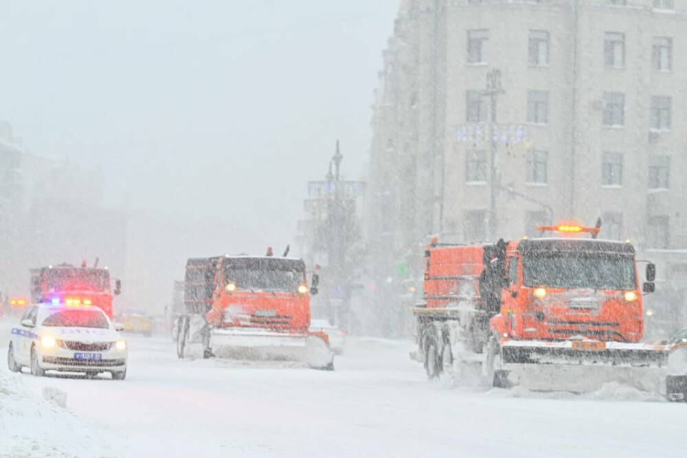 Moscova, îngropată în zăpadă. Aeroportul Șeremetievo a suspendat zborurile și mii de pasageri sunt blocați. GALERIE FOTO - Imaginea 10