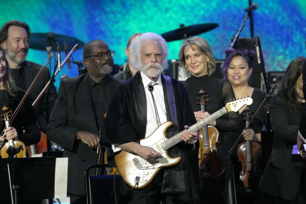 Bob Weir, chitaristul legendarei trupe rock Grateful Dead, a murit la 78 de ani. Momente iconice de pe scenă. GALERIE FOTO - Imaginea 21