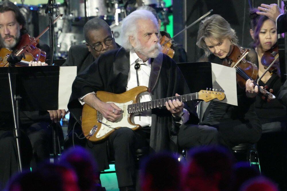 Bob Weir, chitaristul legendarei trupe rock Grateful Dead, a murit la 78 de ani. Momente iconice de pe scenă. GALERIE FOTO - Imaginea 22