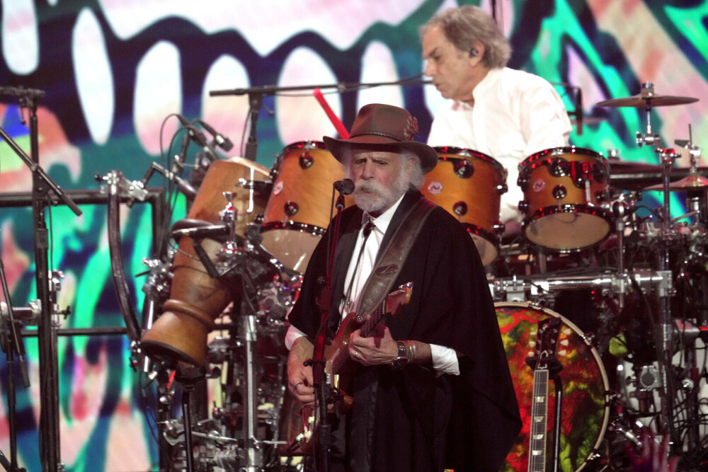 Bob Weir, chitaristul legendarei trupe rock Grateful Dead, a murit la 78 de ani. Momente iconice de pe scenă. GALERIE FOTO - Imaginea 23