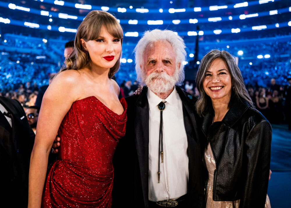 Bob Weir, chitaristul legendarei trupe rock Grateful Dead, a murit la 78 de ani. Momente iconice de pe scenă. GALERIE FOTO - Imaginea 28
