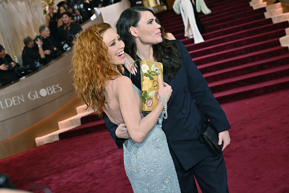 FOTO. Unele vedete de la Hollywood au protestat față de agenții ICE la Globurile de Aur 2026. Cum a apărut Ariana Grande - Imaginea 2