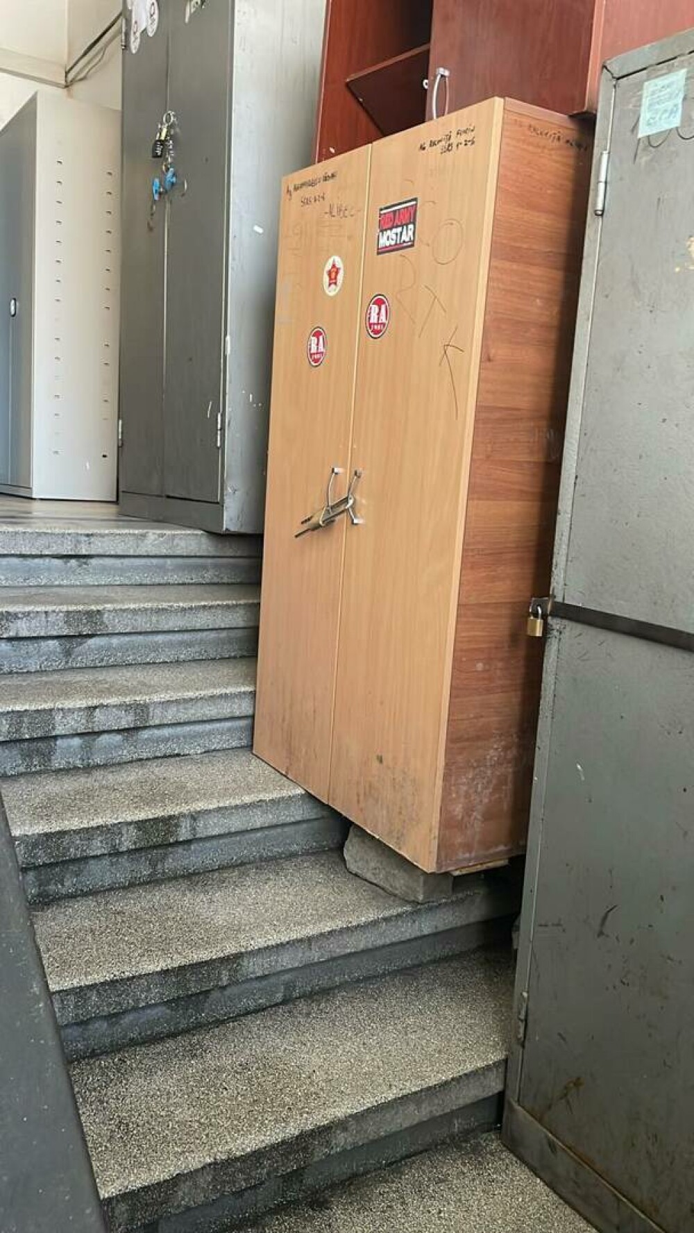 Sindicatul Europol: Holurile Brigăzii Rutiere din București sunt pline de dulapuri instabile. Șoferii trebuie să poarte cască - Imaginea 2