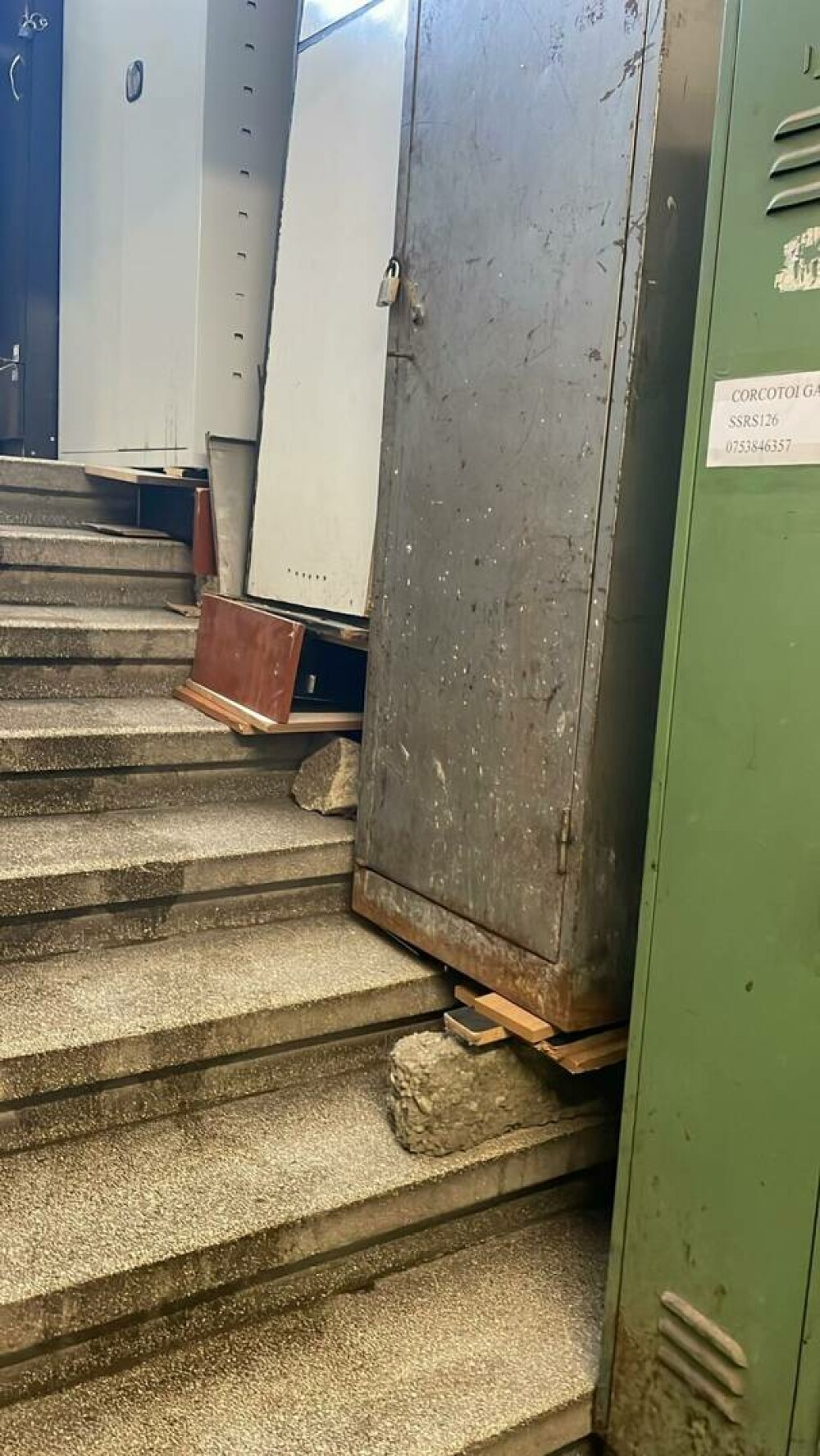 Sindicatul Europol: Holurile Brigăzii Rutiere din București sunt pline de dulapuri instabile. Șoferii trebuie să poarte cască - Imaginea 3