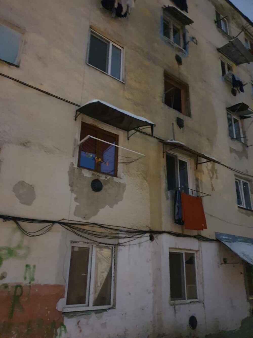 Explozie urmată de incendiu într-un bloc de locuinţe din Zalău. A fost activat Planul Roşu - Imaginea 1