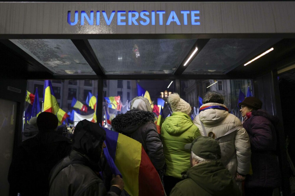 Protest în București față de măsurile luate de Guvern. Traficul spre Piaţa Victoriei este blocat pe un sens | FOTO - Imaginea 2