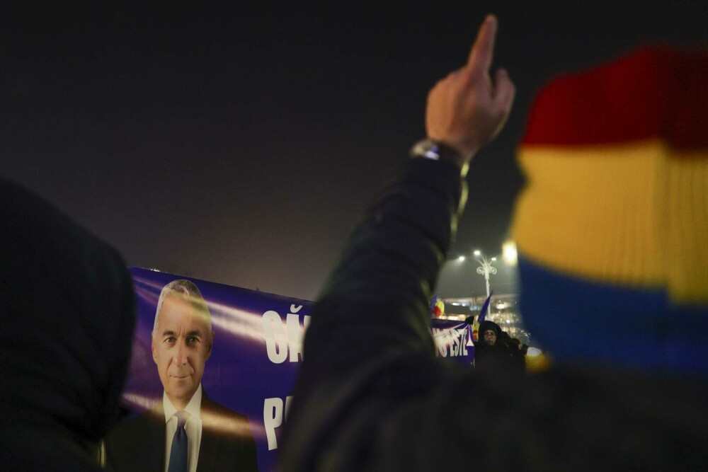 Protest în București față de măsurile luate de Guvern. Traficul spre Piaţa Victoriei este blocat pe un sens | FOTO - Imaginea 7