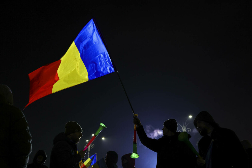 Protest în București față de măsurile luate de Guvern. Traficul spre Piaţa Victoriei este blocat pe un sens | FOTO - Imaginea 10