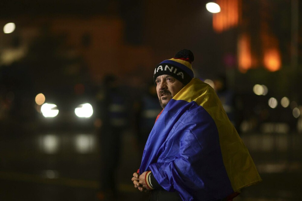 Protest în București față de măsurile luate de Guvern. Traficul spre Piaţa Victoriei este blocat pe un sens | FOTO - Imaginea 11