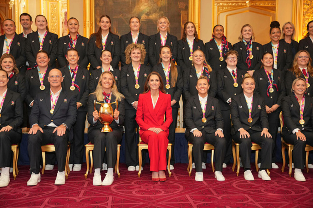 Prințesa de Wales a furat toate privirile într-un costum roșu îndrăzneț. Apariție elegantă la Castelul Windsor. GALERIE FOTO - Imaginea 11