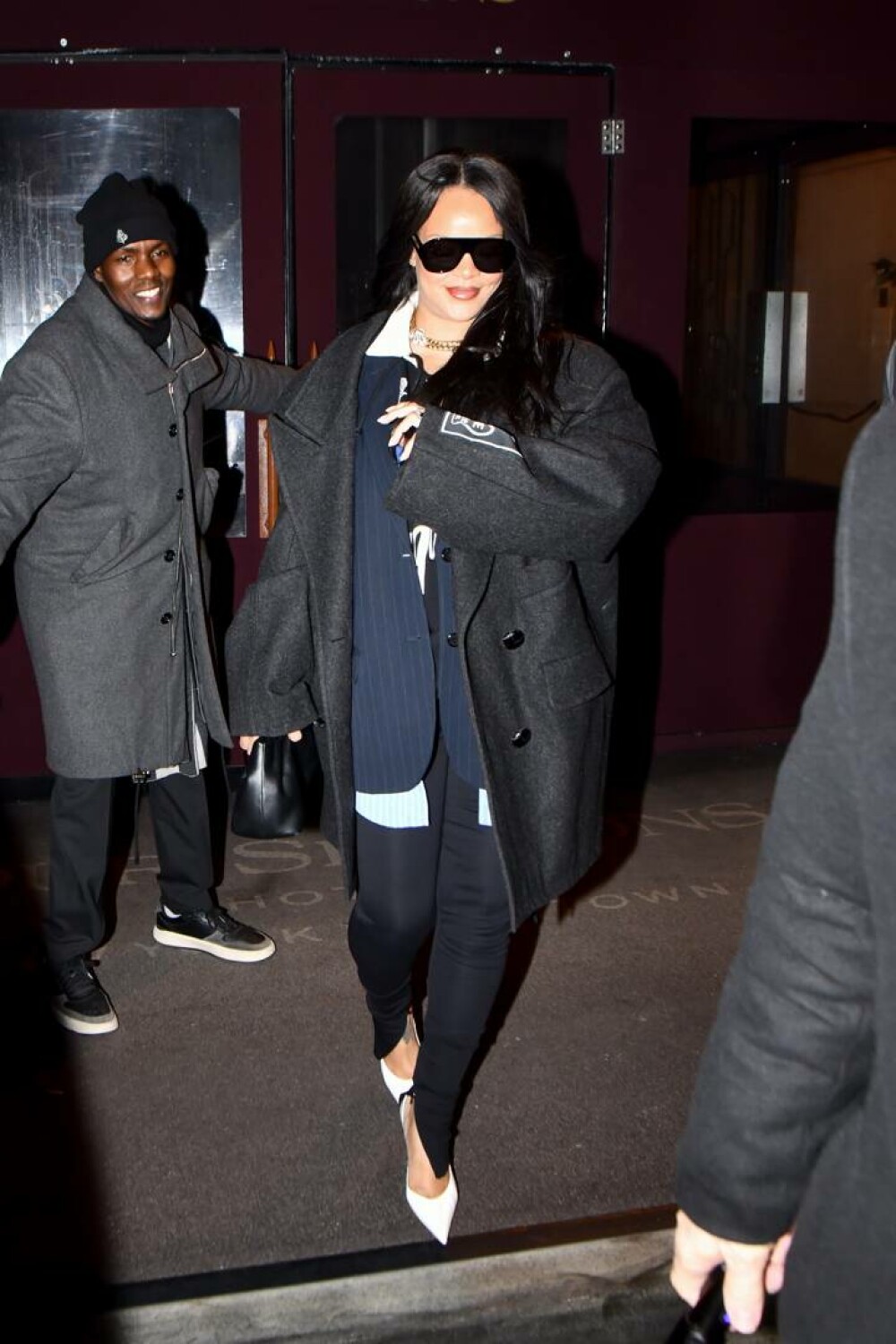 Rihanna, apariție elegantă pe străzile din New York, după lansarea albumului lui A$AP Rocky. FOTO - Imaginea 19