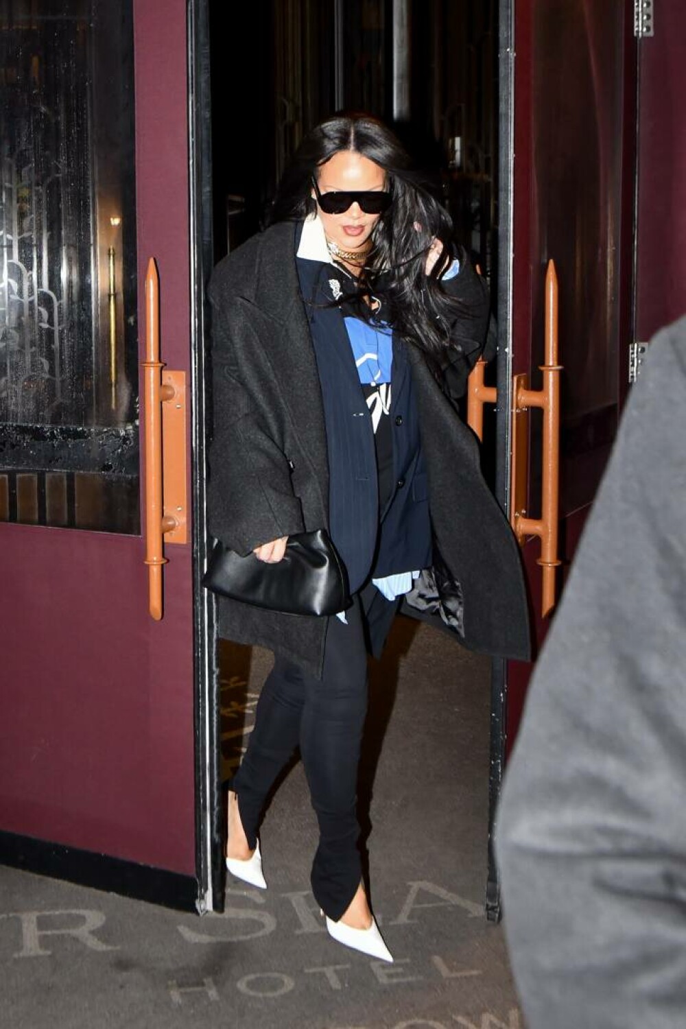 Rihanna, apariție elegantă pe străzile din New York, după lansarea albumului lui A$AP Rocky. FOTO - Imaginea 20