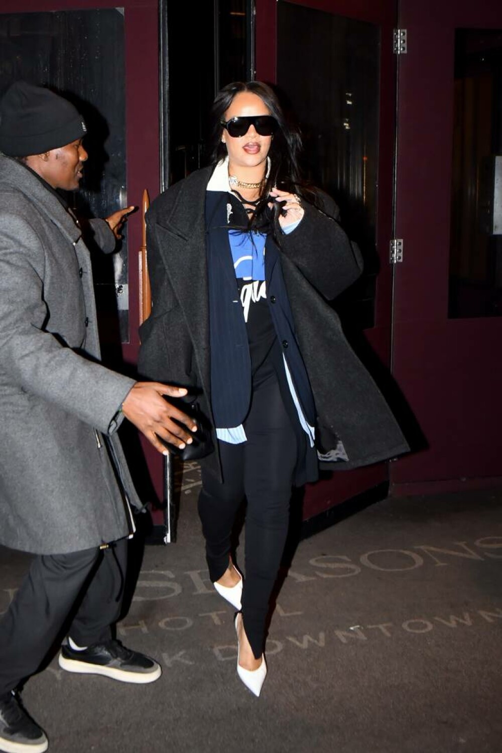 Rihanna, apariție elegantă pe străzile din New York, după lansarea albumului lui A$AP Rocky. FOTO - Imaginea 21