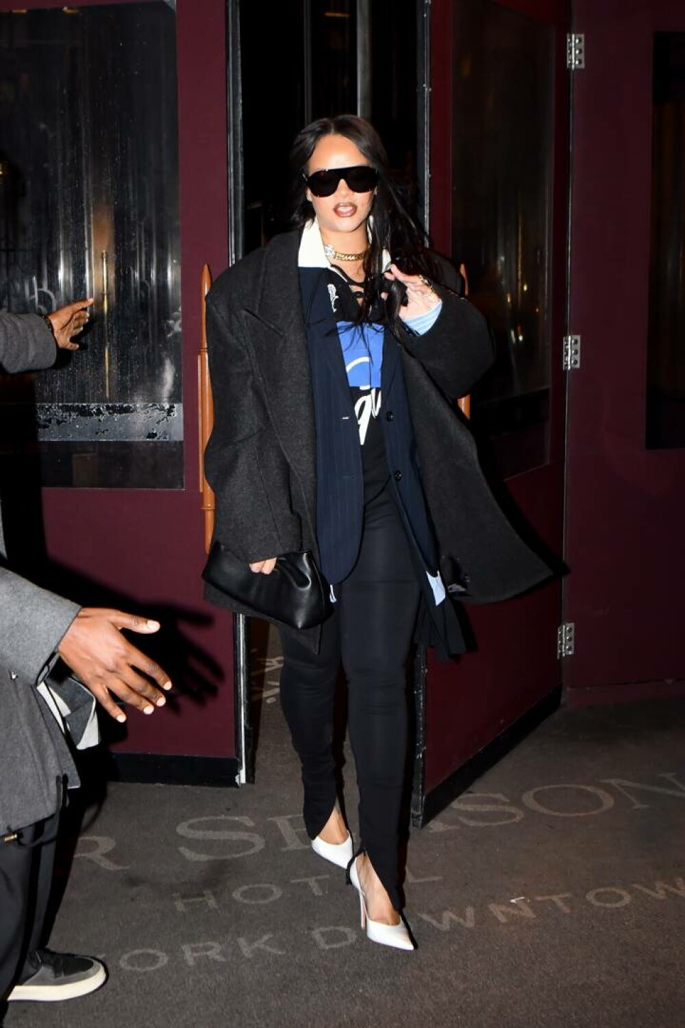 Rihanna, apariție elegantă pe străzile din New York, după lansarea albumului lui A$AP Rocky. FOTO - Imaginea 23