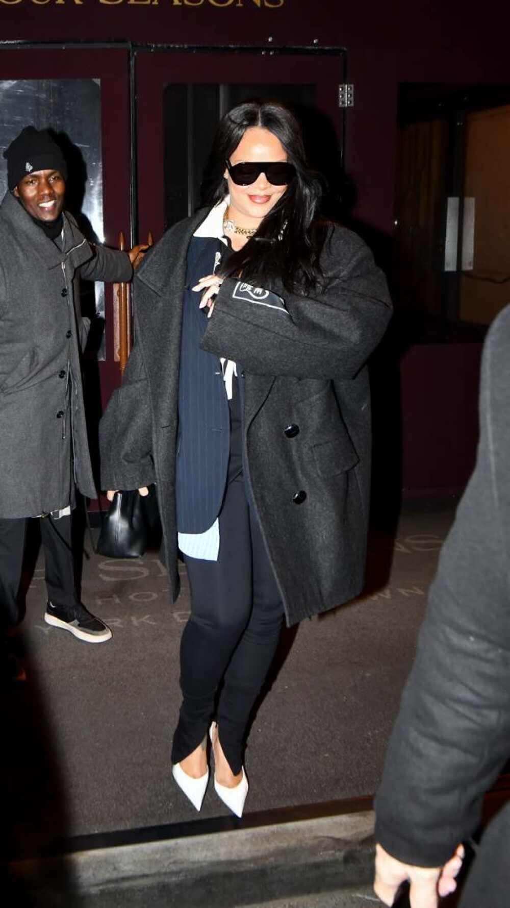 Rihanna, apariție elegantă pe străzile din New York, după lansarea albumului lui A$AP Rocky. FOTO - Imaginea 25