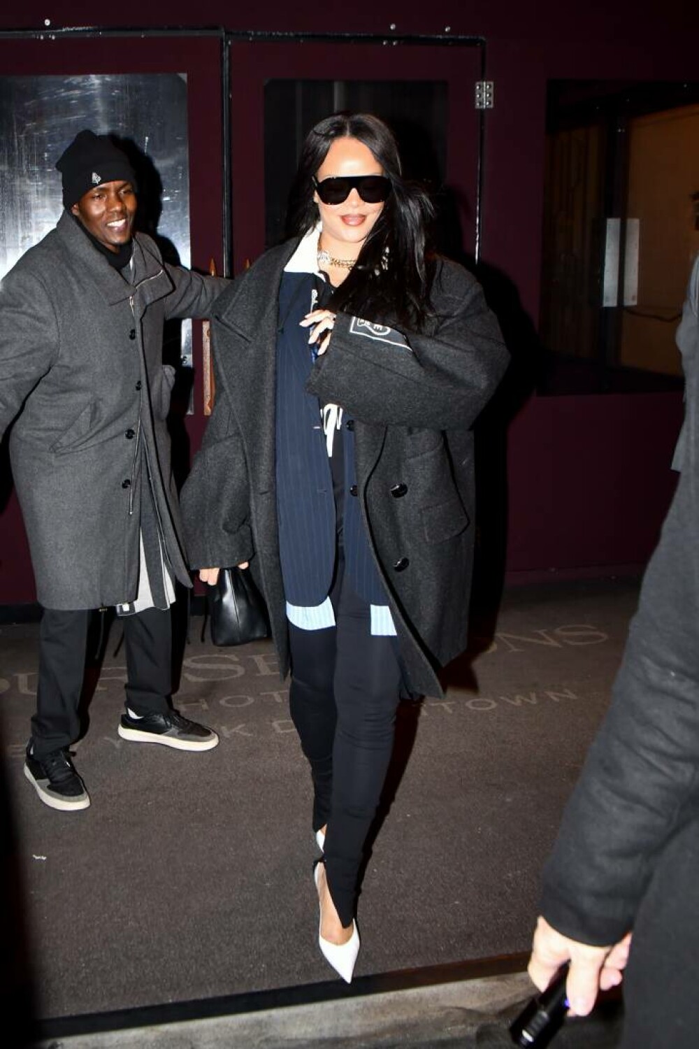 Rihanna, apariție elegantă pe străzile din New York, după lansarea albumului lui A$AP Rocky. FOTO - Imaginea 26