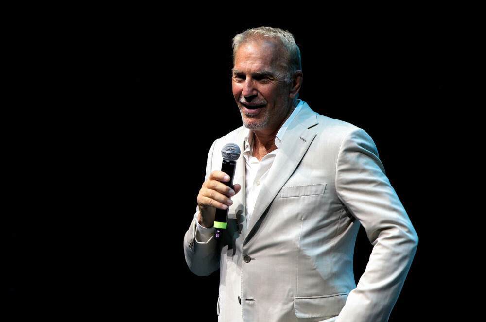 Kevin Costner împlinește 71 de ani. De la roluri de figurație la statutul de legendă a filmului. GALERIE FOTO - Imaginea 22