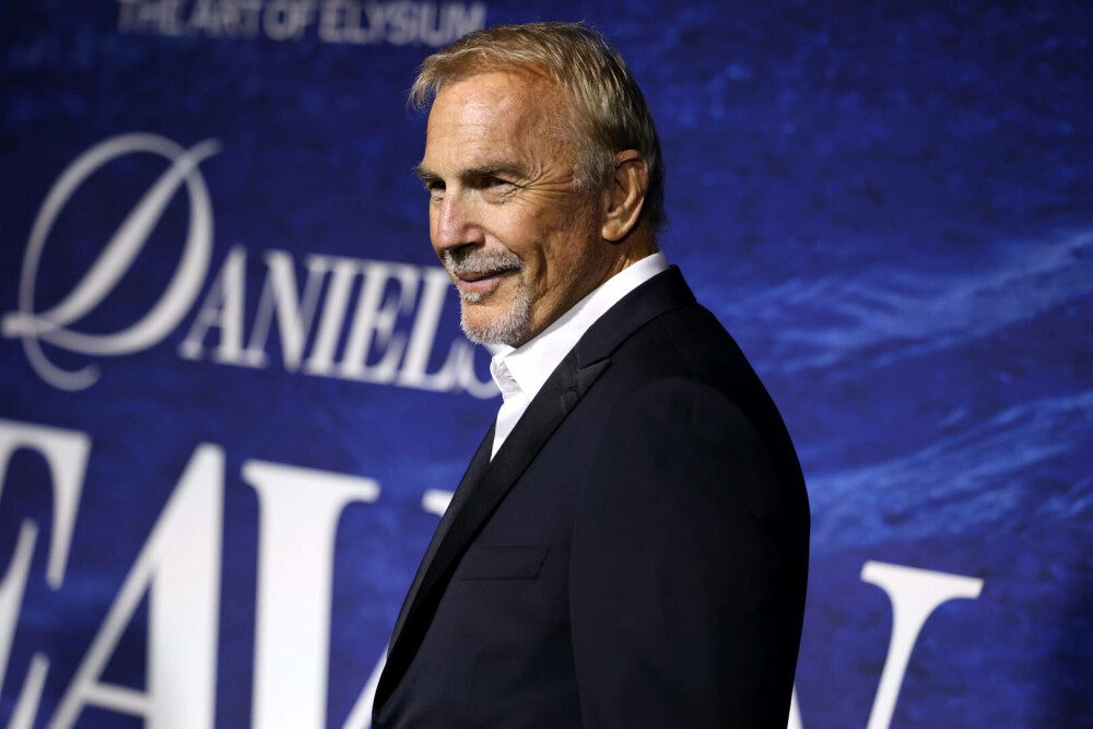 Kevin Costner împlinește 71 de ani. De la roluri de figurație la statutul de legendă a filmului. GALERIE FOTO - Imaginea 23