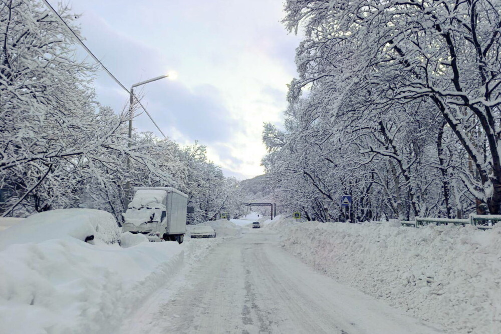 VIDEO cu ”apocalipsa zăpezii”. Locuitorii unui oraș din Rusia ies din case pe ferestre, din cauza ninsorilor foarte puternice - Imaginea 1