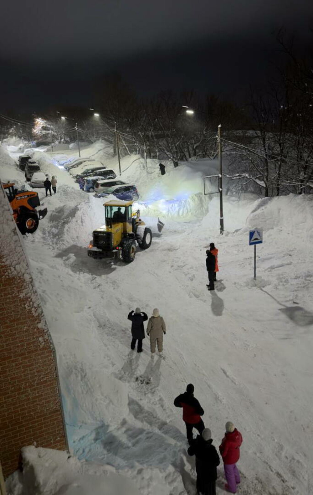 VIDEO cu ”apocalipsa zăpezii”. Locuitorii unui oraș din Rusia ies din case pe ferestre, din cauza ninsorilor foarte puternice - Imaginea 2