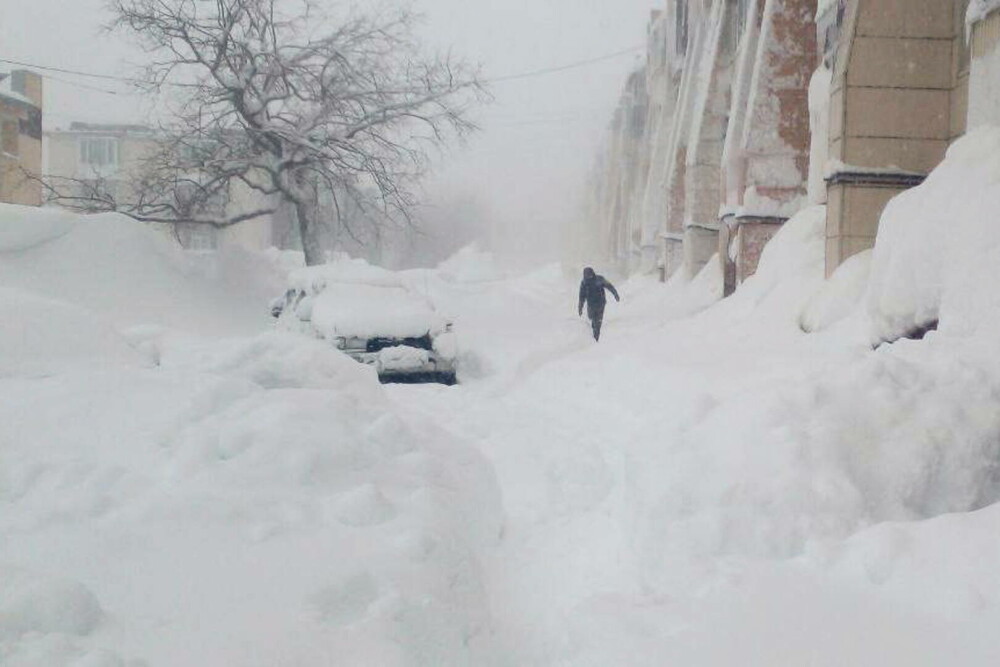 VIDEO cu ”apocalipsa zăpezii”. Locuitorii unui oraș din Rusia ies din case pe ferestre, din cauza ninsorilor foarte puternice - Imaginea 3