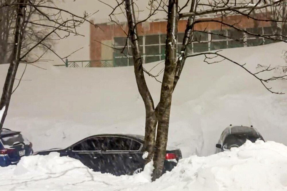 VIDEO cu ”apocalipsa zăpezii”. Locuitorii unui oraș din Rusia ies din case pe ferestre, din cauza ninsorilor foarte puternice - Imaginea 5