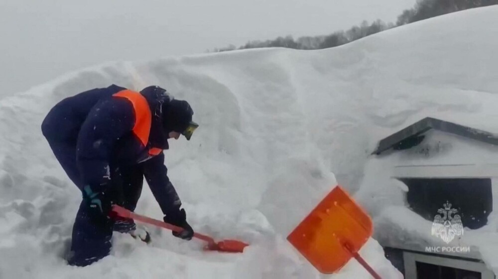 VIDEO cu ”apocalipsa zăpezii”. Locuitorii unui oraș din Rusia ies din case pe ferestre, din cauza ninsorilor foarte puternice - Imaginea 8