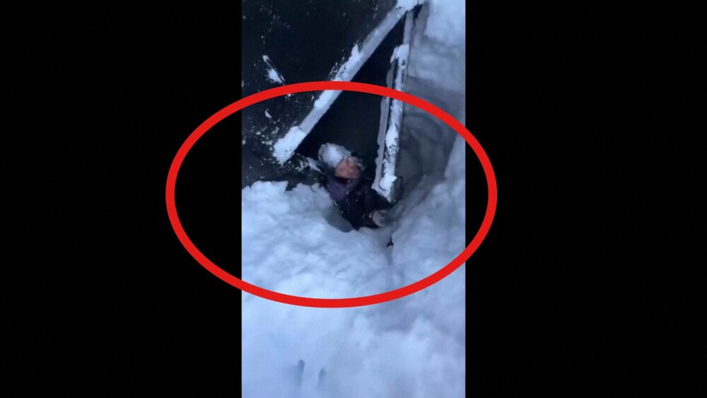 VIDEO cu ”apocalipsa zăpezii”. Locuitorii unui oraș din Rusia ies din case pe ferestre, din cauza ninsorilor foarte puternice - Imaginea 9
