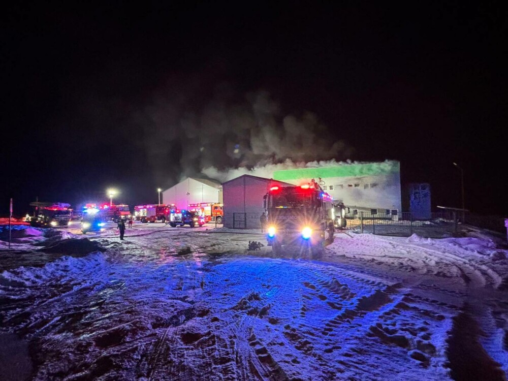 Incendiu puternic la o fabrică de polistiren din Cluj. Nouă autospeciale s-au mobilizat să stingă flăcările - Imaginea 1