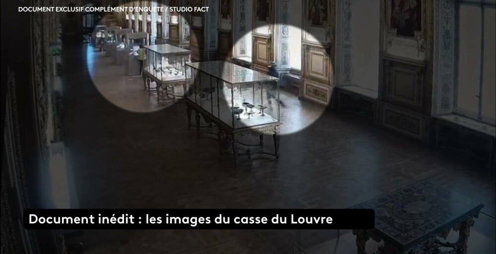 Momentul jafului de la Muzeul Luvru, surprins de camere. Imagini difuzate în exclusivitate de televiziunea franceză. VIDEO - Imaginea 1