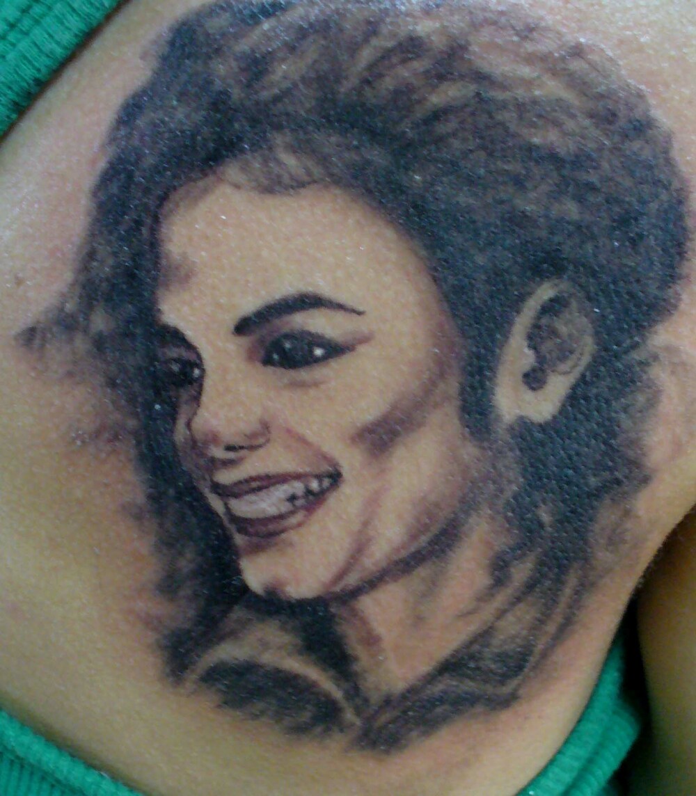 O romanca si-a tatuat pe spate chipul lui Michael Jackson! - Imaginea 1