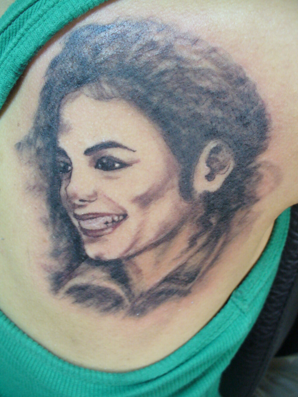 O romanca si-a tatuat pe spate chipul lui Michael Jackson! - Imaginea 2