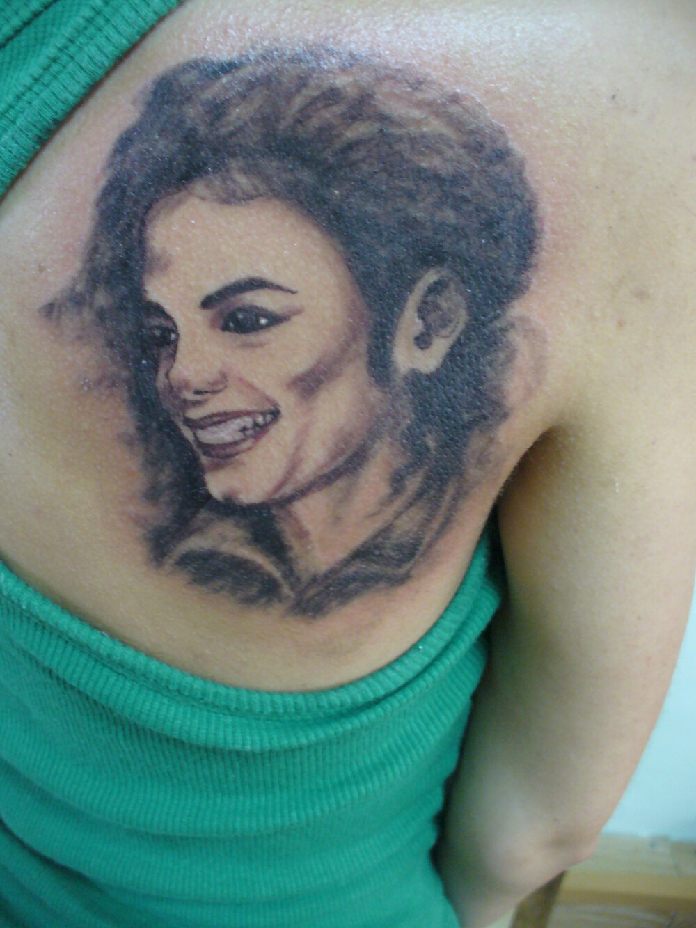 O romanca si-a tatuat pe spate chipul lui Michael Jackson! - Imaginea 3