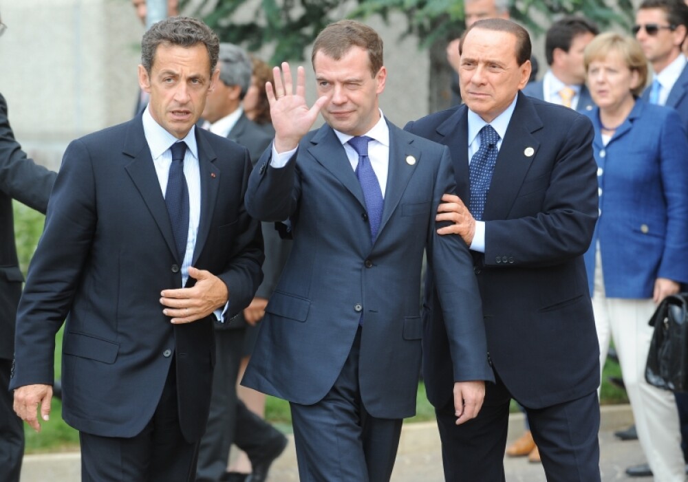 Medvedev, BEAT la summitul G8?! Berlusconi si Sarkozy nu-l lasa la greu! - Imaginea 2