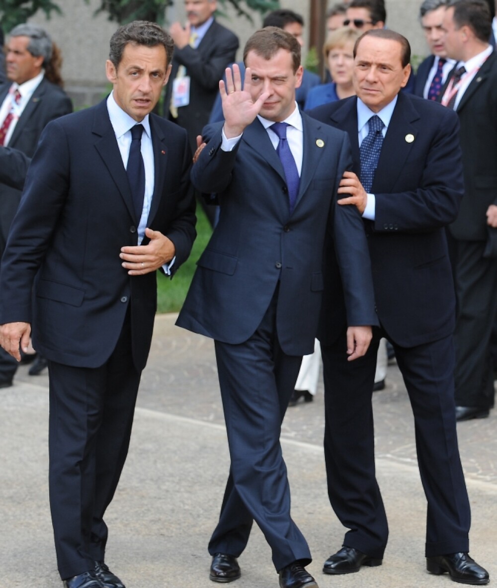 Medvedev, BEAT la summitul G8?! Berlusconi si Sarkozy nu-l lasa la greu! - Imaginea 5