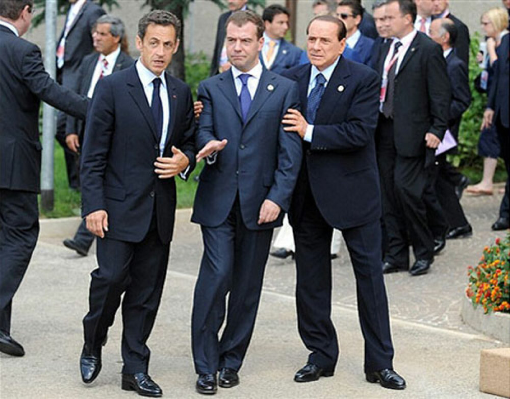 Medvedev, BEAT la summitul G8?! Berlusconi si Sarkozy nu-l lasa la greu! - Imaginea 3