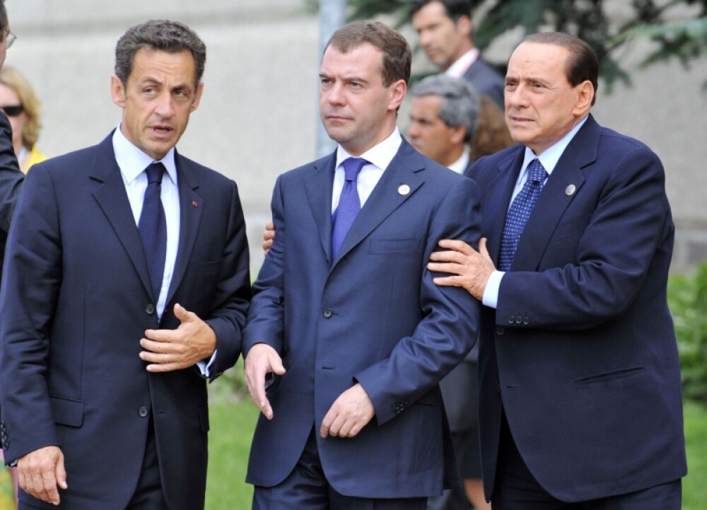 Medvedev, BEAT la summitul G8?! Berlusconi si Sarkozy nu-l lasa la greu! - Imaginea 6