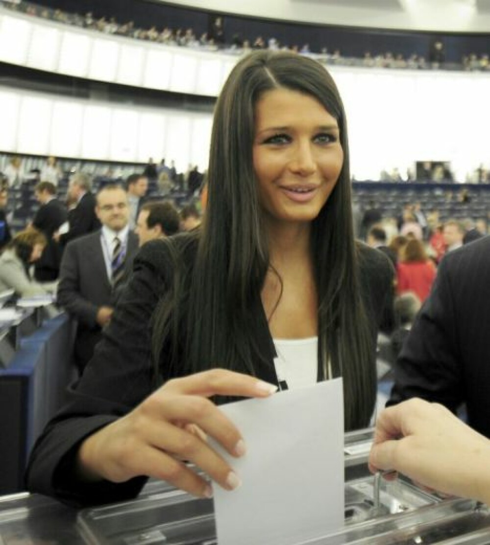 Primele poze cu Elena Basescu in Parlamentul European! - Imaginea 1
