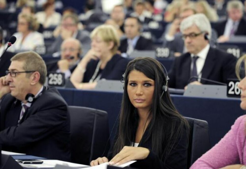 Primele poze cu Elena Basescu in Parlamentul European! - Imaginea 2