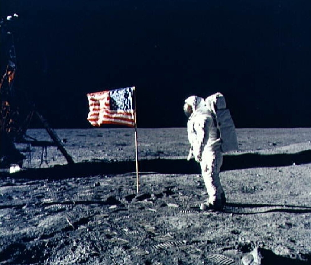 Armstrong, primul care a pasit pe Luna. Aldrin, primul care a urinat - Imaginea 1