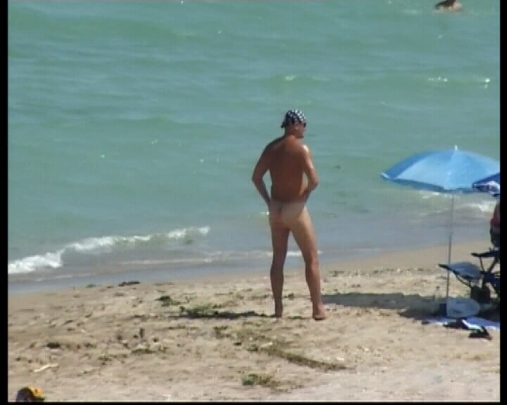 Razboi pe litoral, din cauza costumelor de baie: nudisti VS. textilisti! - Imaginea 3