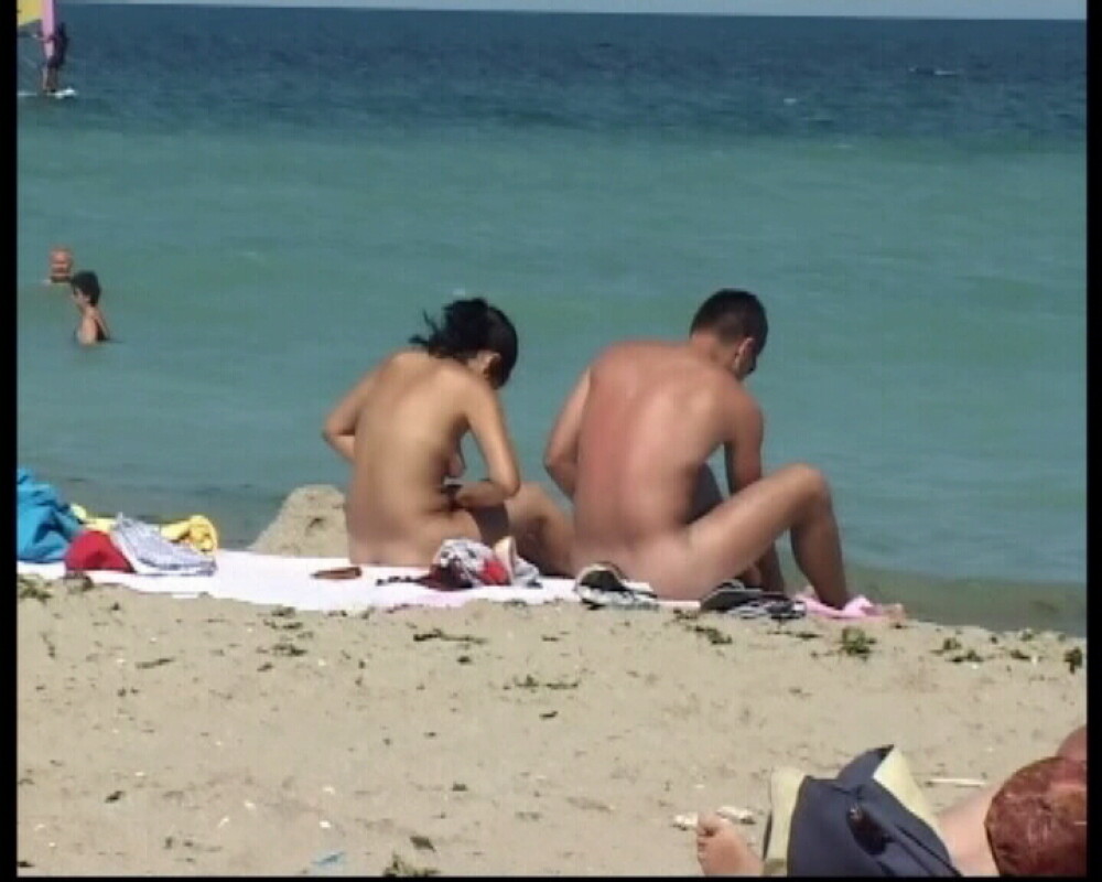 Razboi pe litoral, din cauza costumelor de baie: nudisti VS. textilisti! - Imaginea 1