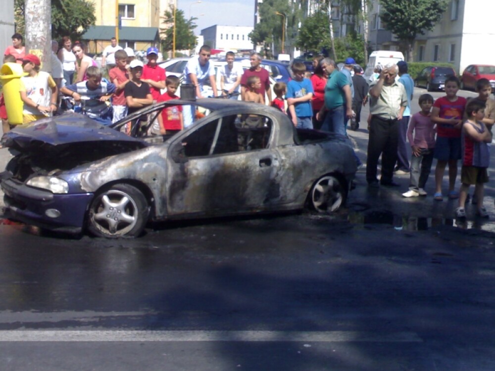 O masina a ars aproape complet intr-un cartier din Brasov! - Imaginea 2