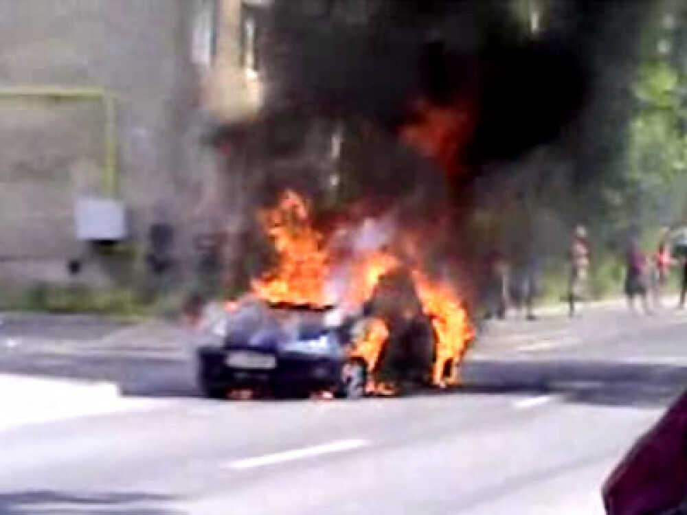 O masina a ars aproape complet intr-un cartier din Brasov! - Imaginea 1