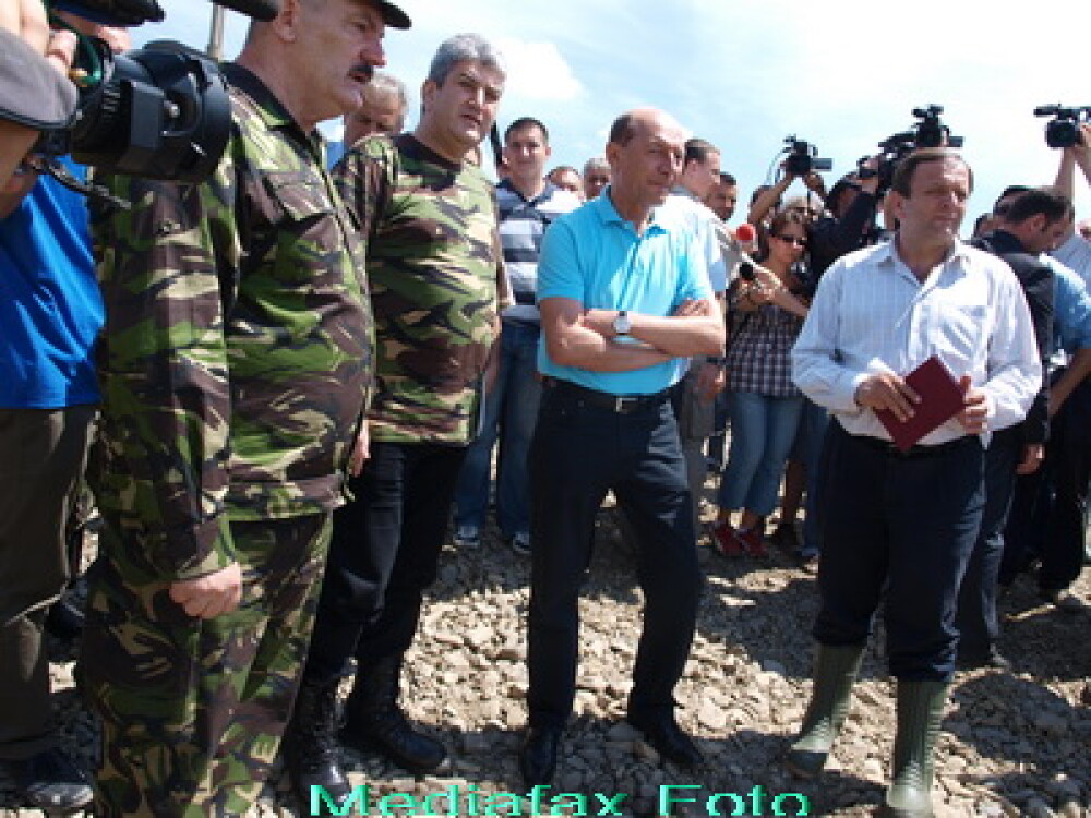 Basescu: podul de la Dornesti se deschide la pranz - Imaginea 5